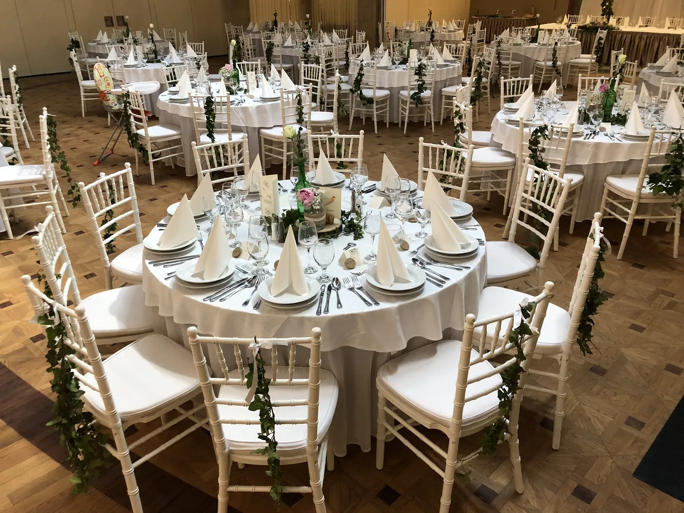 Greenery stílusú esküvői asztaldekoráció Chiavari székekkel